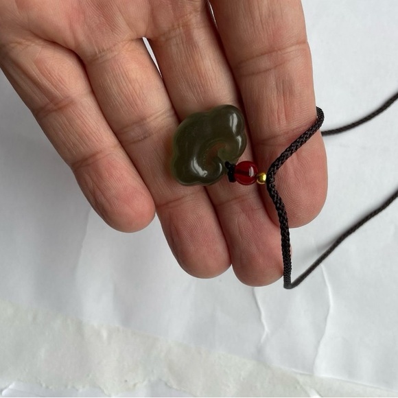 Elegant Jade Pendant Necklace - Picture 2 of 3